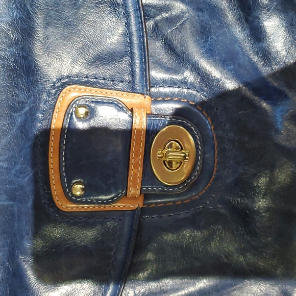 Gorgeous Coach Leather Crossbody Handbag - Picture 3 of 8